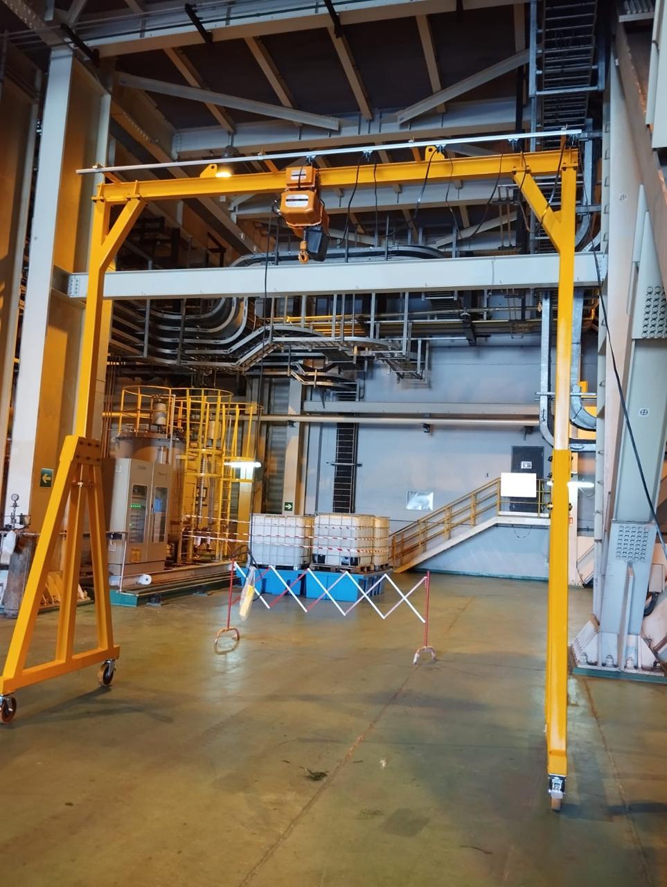 Overhead crane and hoist in operation in industrial workshop — LGEN