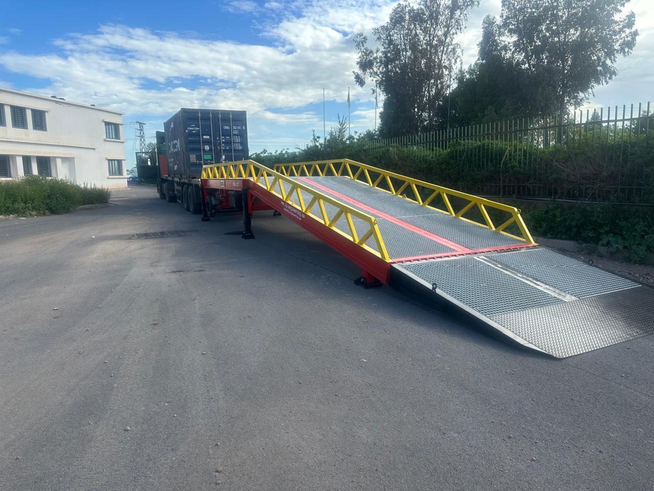 Rampe mobile de chargement industriel sur site client — LGEN Casablanca